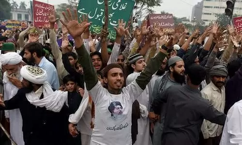 Pak govt surrenders to TLP, releases activists